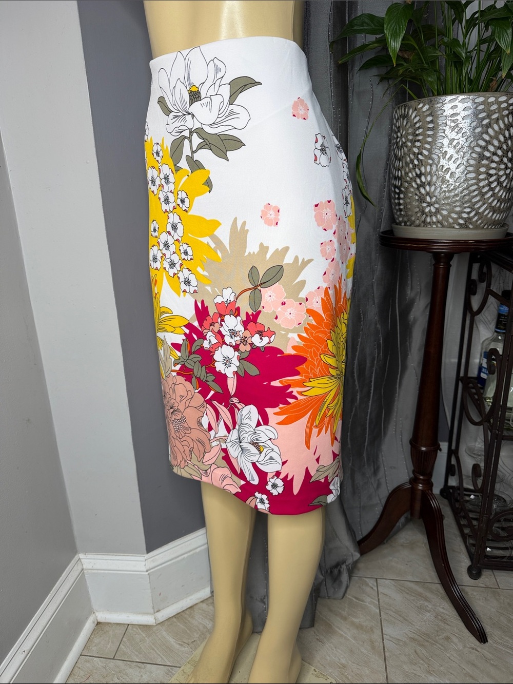 New York & Company White Pencil Skirt with Yellow, Pink & Red Floral Print SzXL - Picture 2 of 7